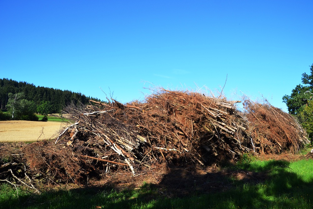 Biomassematerial - saubere Lagerung direkt an einem Weg