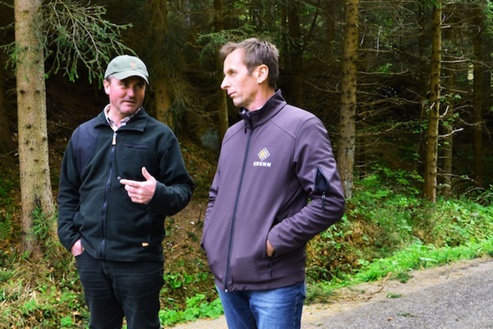 Besprechung mit Förster vor Ort im Bestand